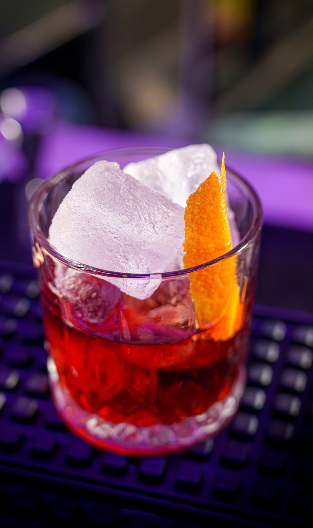 Cocktail servito al bancone di Fronteluna