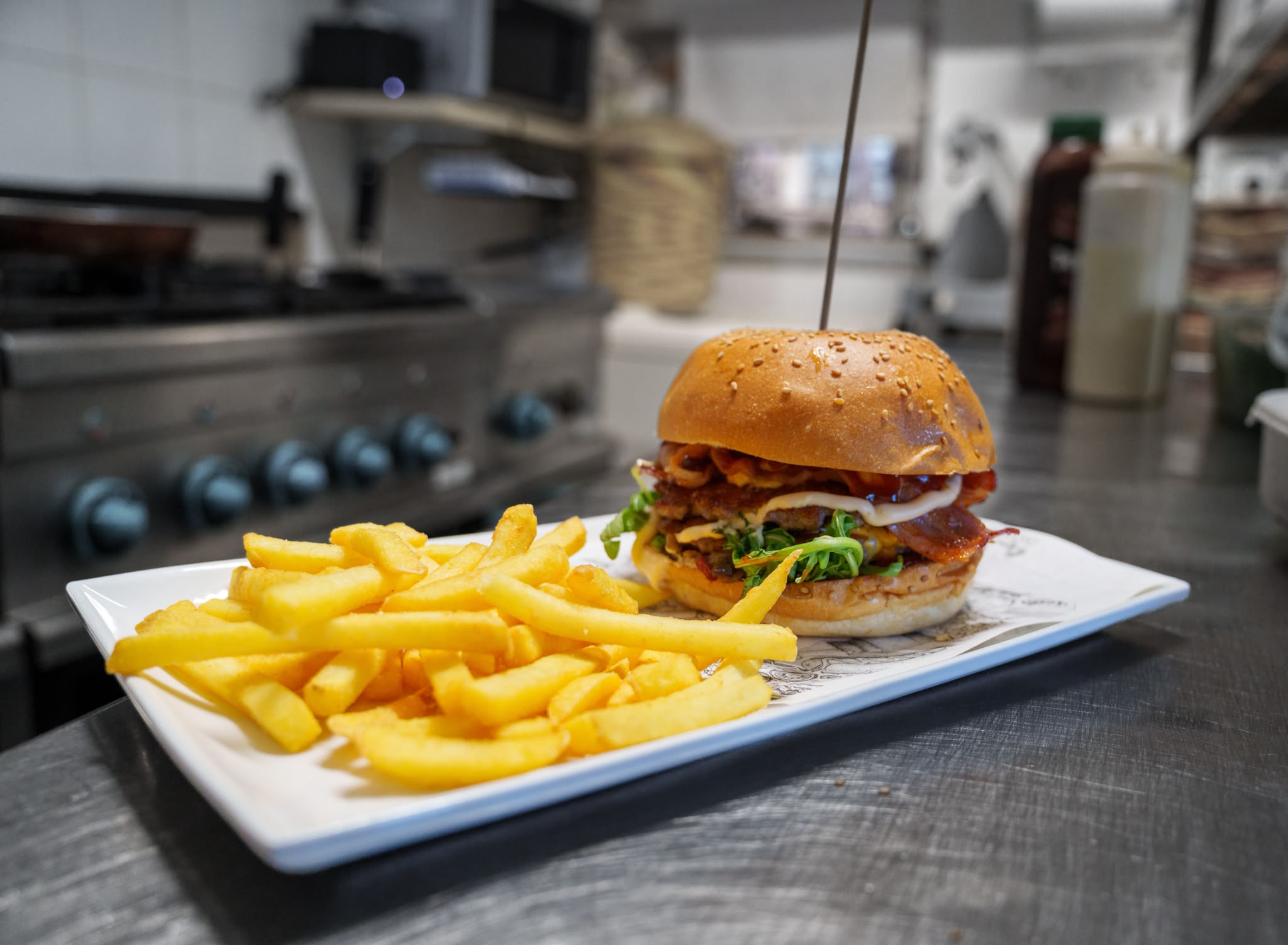 Hamburger con patatine preparato nella cucina di Fronteluna